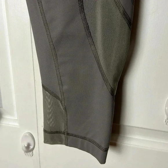 NWT LOLE RUN CAPRIS LOLE LEGGINGS XS GREY WITH YELLOW TRIM LOGO  REG 80$ - Picture 8 of 14